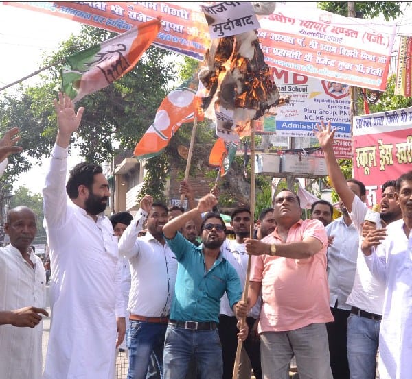 Cong burnt effigy of Amit Shah