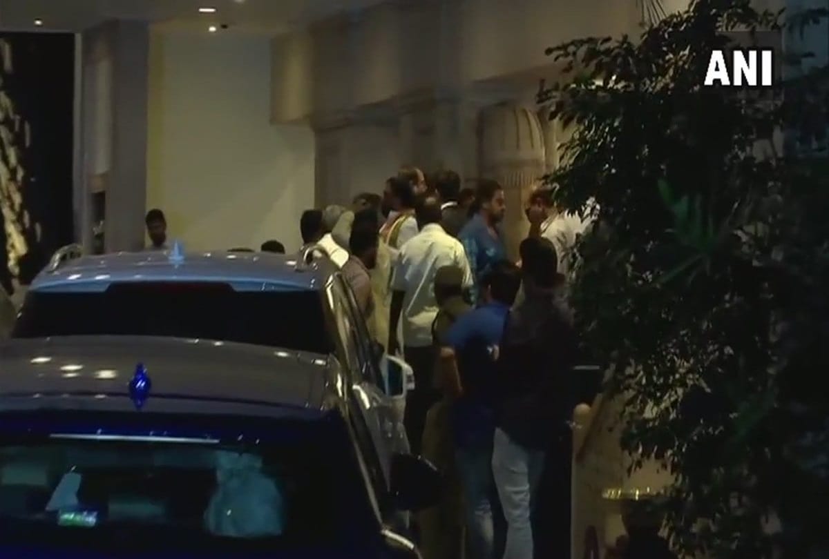 Karnataka politics LIVE Updates: Congress and JDS Mla reached in hyderabad