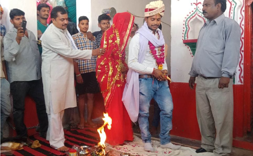 Couple gets married at police station firozabad