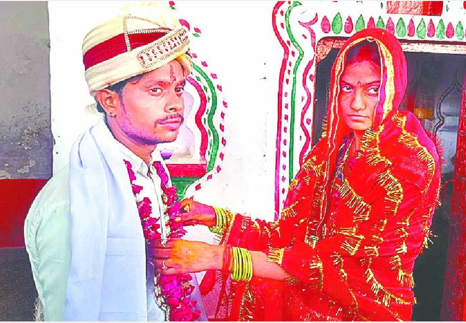 Couple gets married at police station firozabad