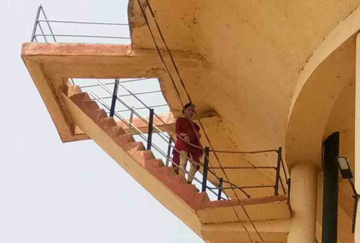 Daughter-in-law climbed to Tank in Etawah