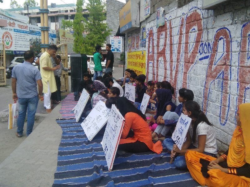 40 डिग्री तापमान में क्रमिक भूख हड़ताल जारी