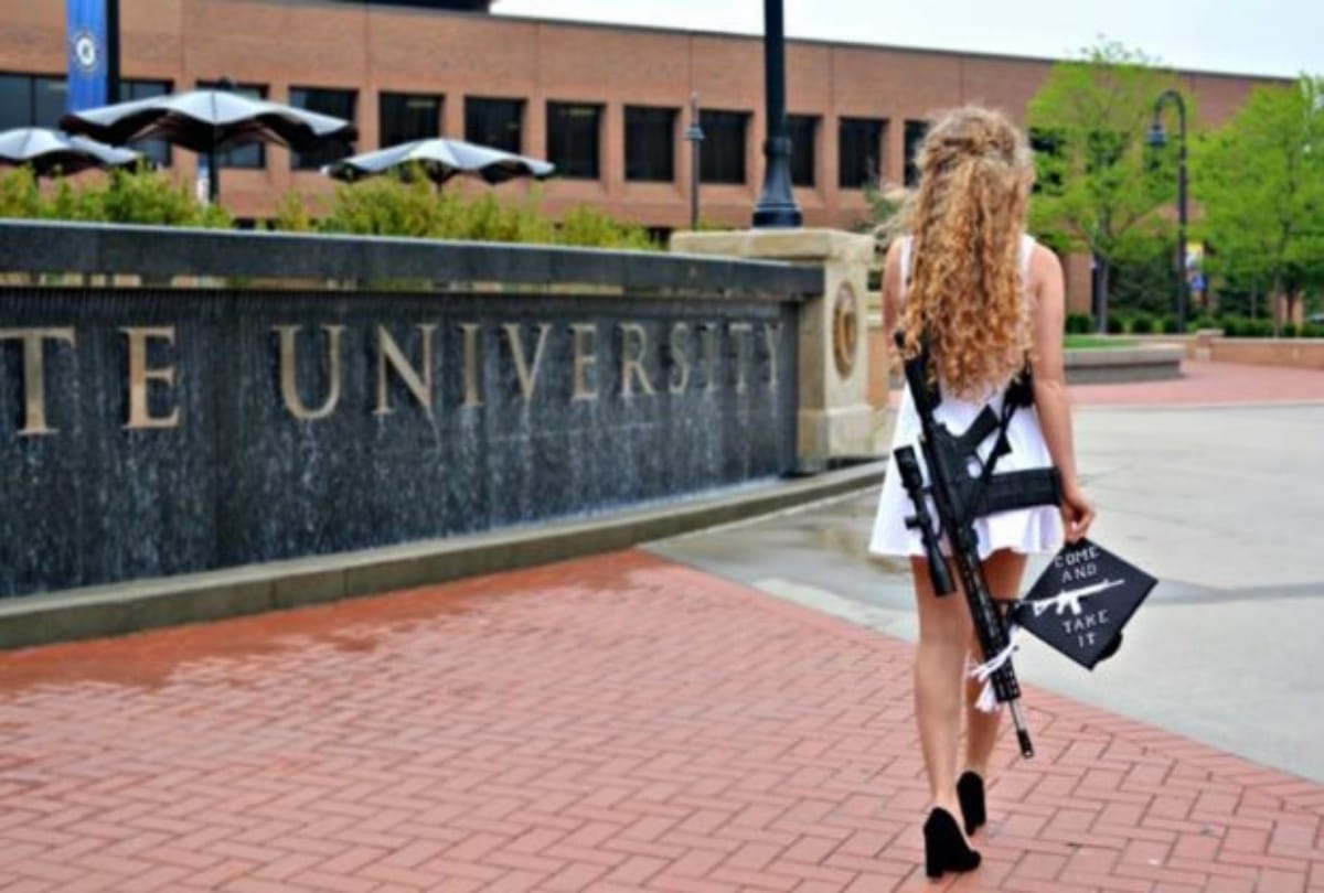 here is why Kaitlin Bennett poses with rifle AR 10 in campus