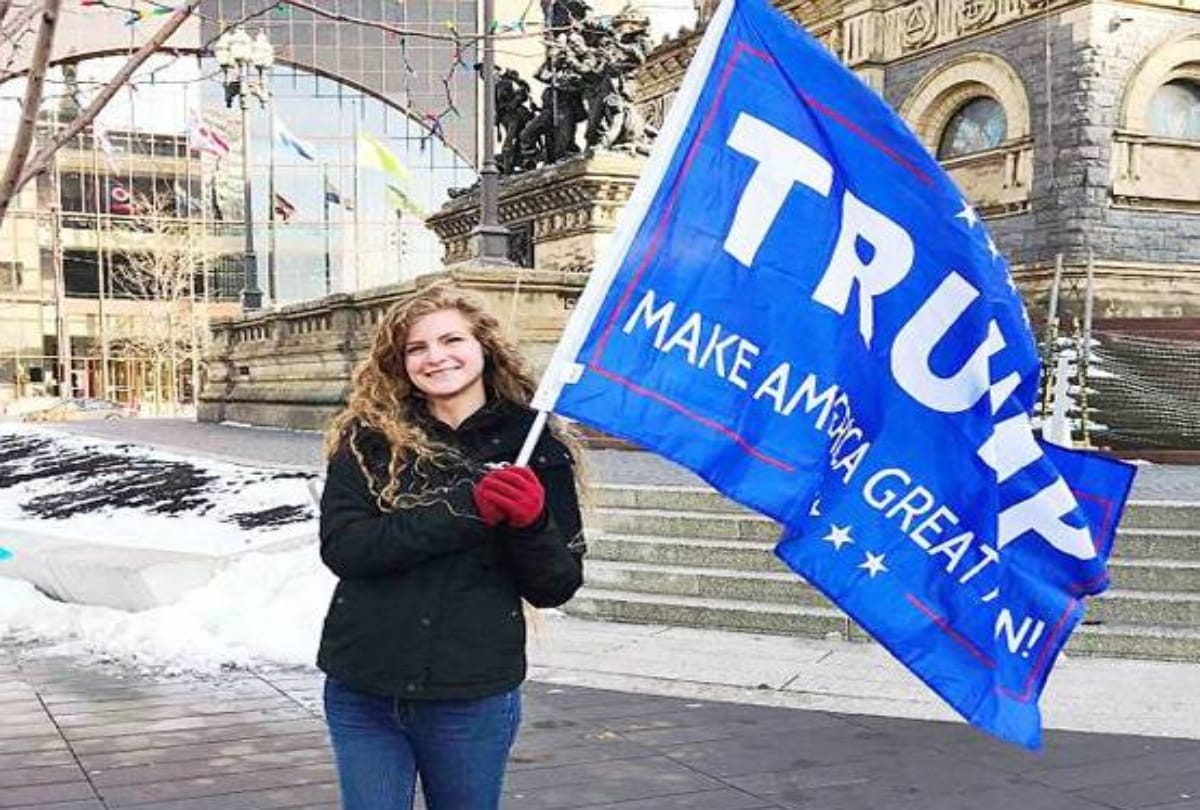 here is why Kaitlin Bennett poses with rifle AR 10 in campus