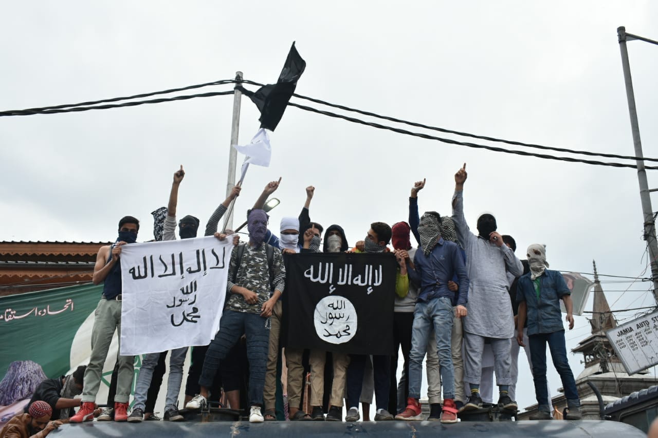 ISIS FLAG SEEN IN VALLEY BEFORE MODI VISIT TO JAMMU AND KASHMIR