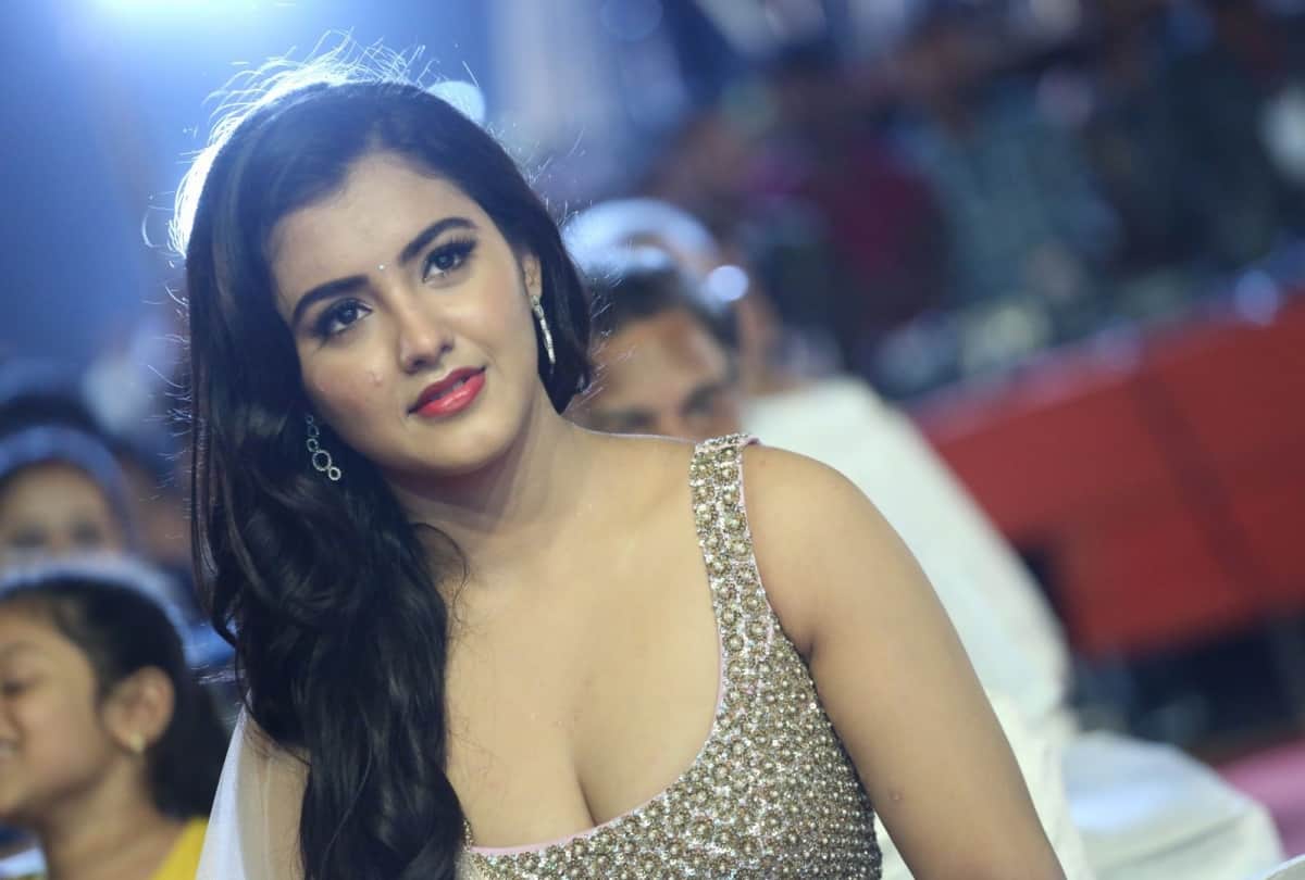 this beauty and bold actress debut in film with superstar actor