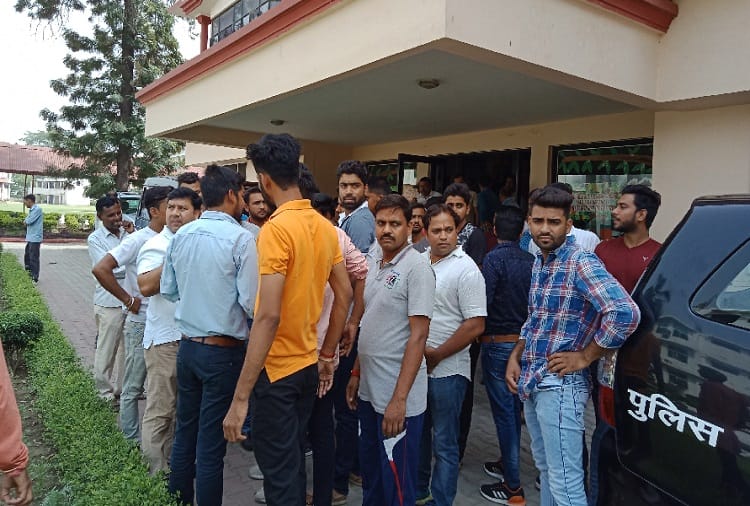 Kashmiri teacher beaten up student at meerut, see photos