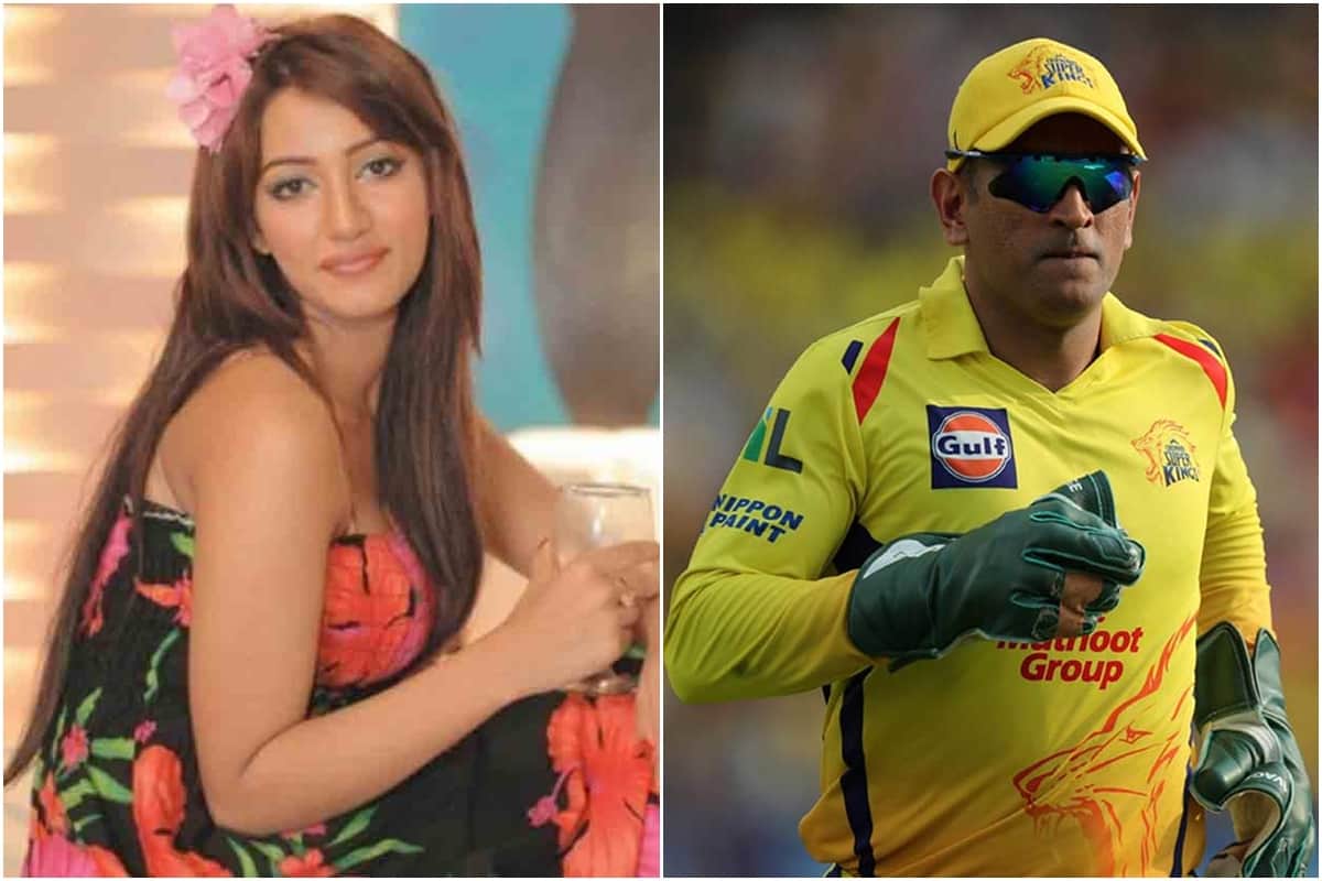 mathira khan asks for an autograph of ms dhoni and gets the reward