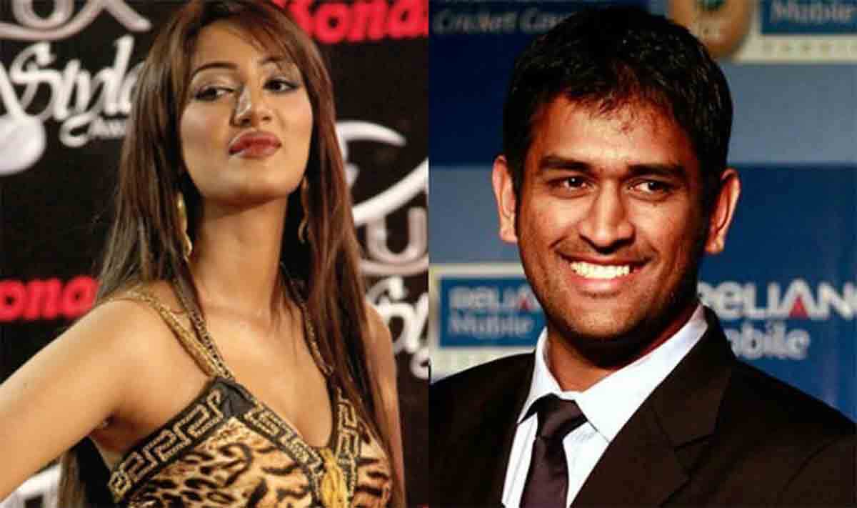 mathira khan asks for an autograph of ms dhoni and gets the reward