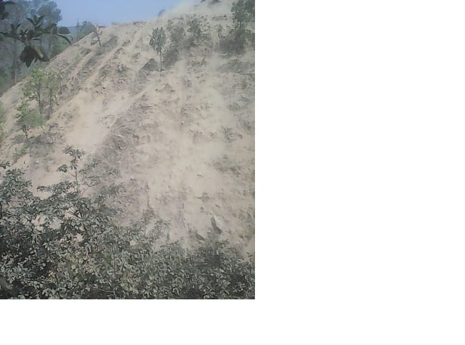 Opposition voiced by villagers of Singda to throw dirt into the ditch