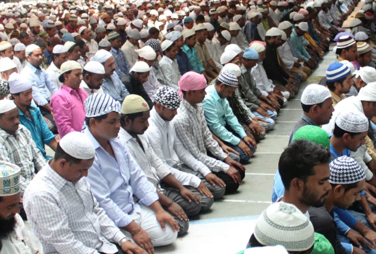 crowd gathers on the first friday of ramadan in noida