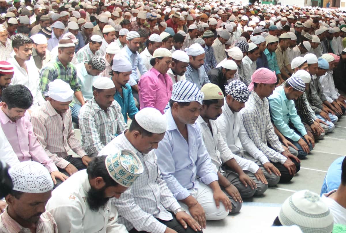 crowd gathers on the first friday of ramadan in noida