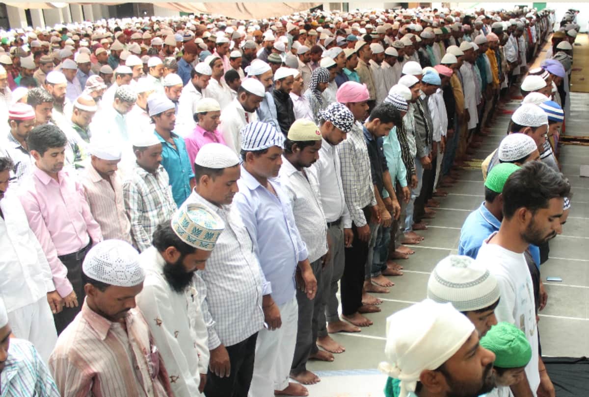 crowd gathers on the first friday of ramadan in noida