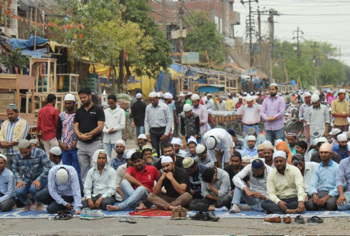 crowd gathers on the first friday of ramadan in noida