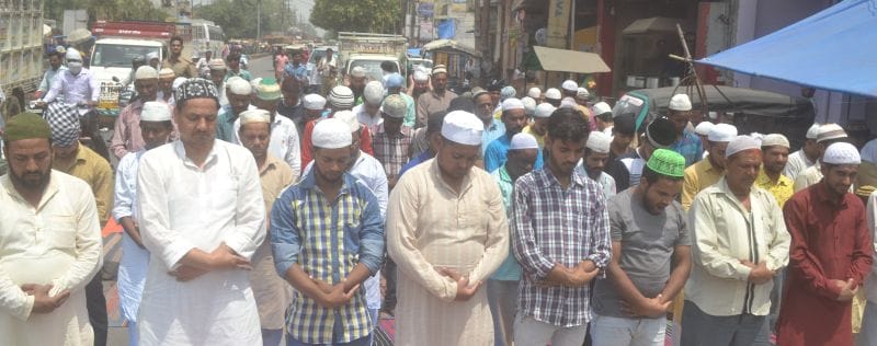 सजदे में झुके हजारों सिर,  मांगी अमन चैन की दुआ