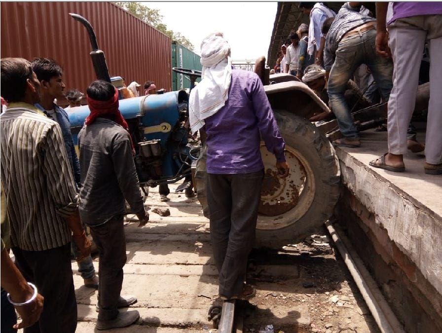 tractor suddenly come on rail track at Mathura railway station 
