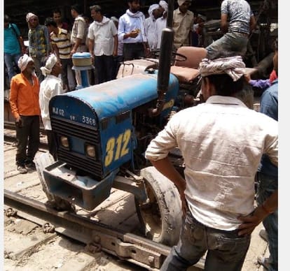 tractor suddenly come on rail track at Mathura railway station 