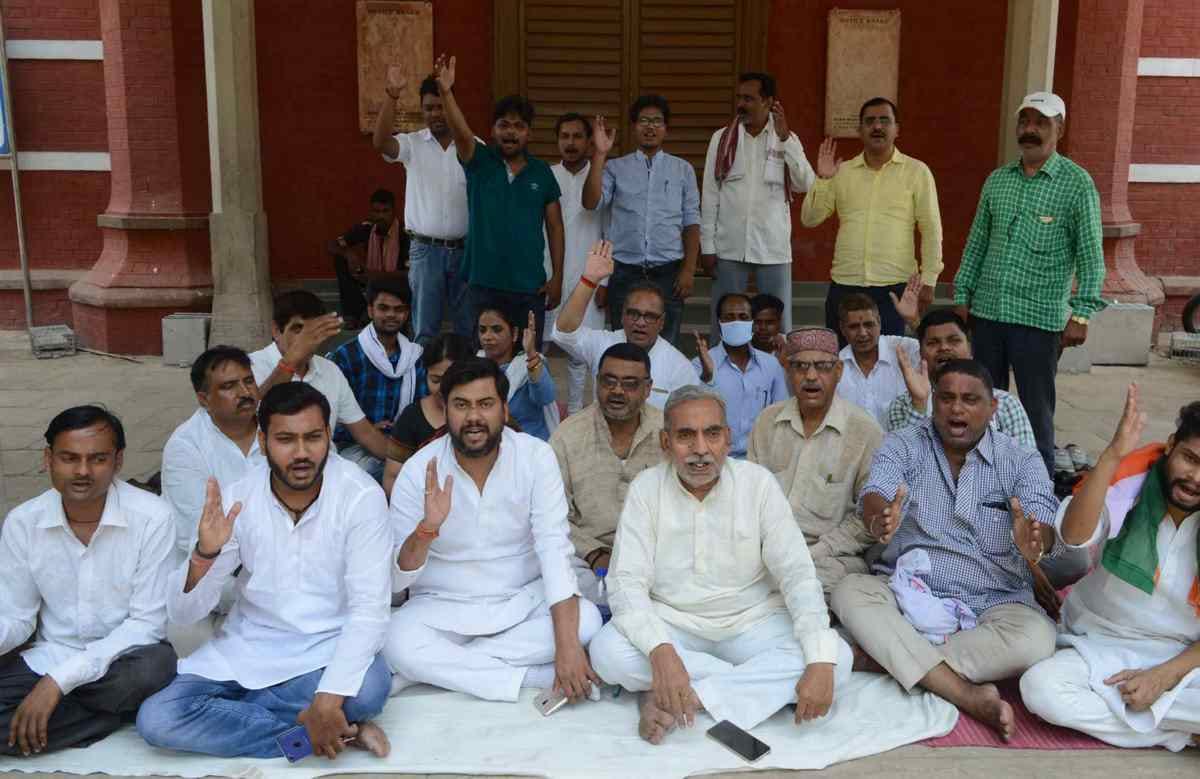 Congress workers protest to policy of BJP in karnatak assembly case