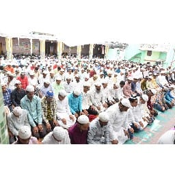 aman ki dua raises hands 