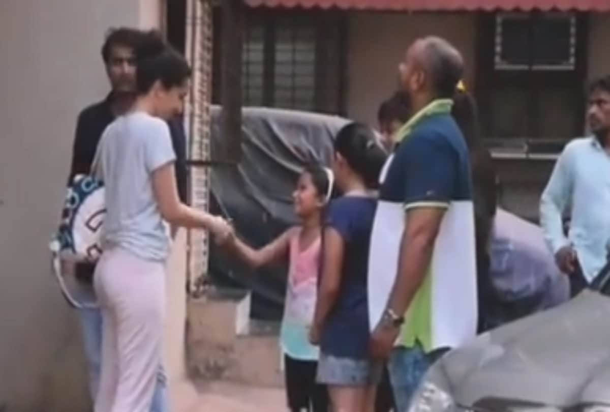 shraddha kapoor respect for old women video viral