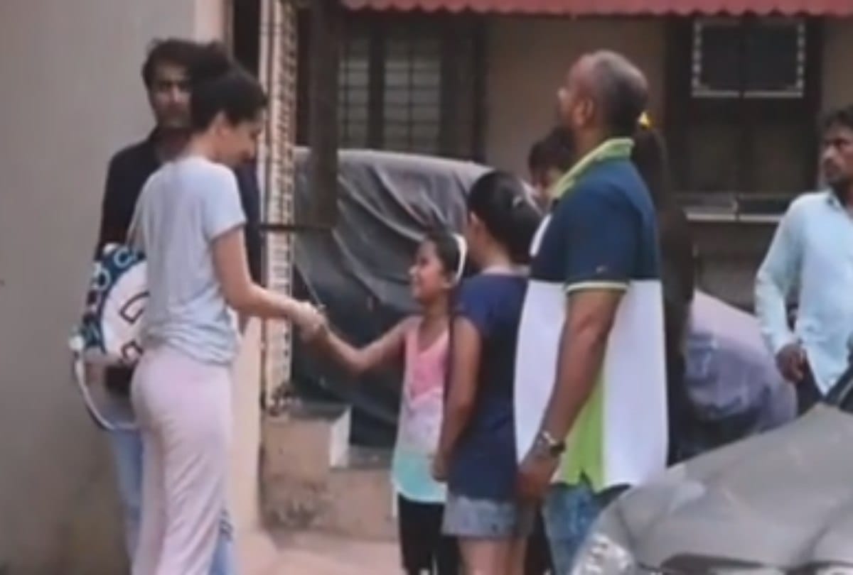 shraddha kapoor respect for old women video viral