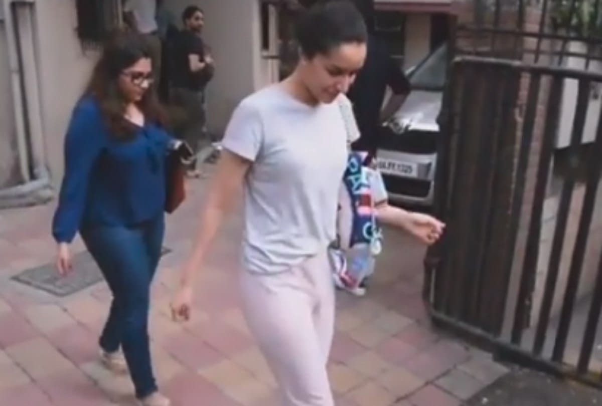 shraddha kapoor respect for old women video viral