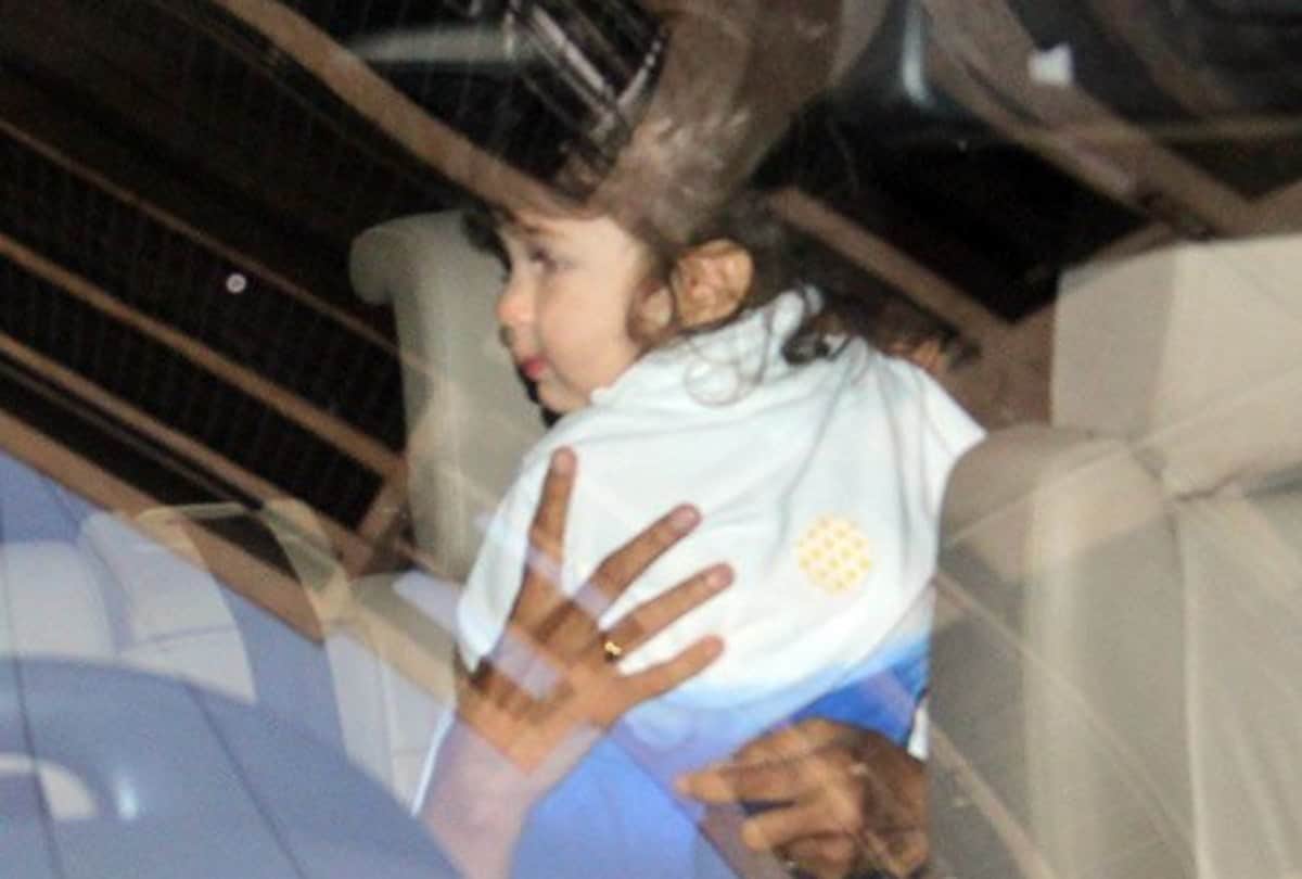 taimur ali khan new photo viral he look like kareena kapoor