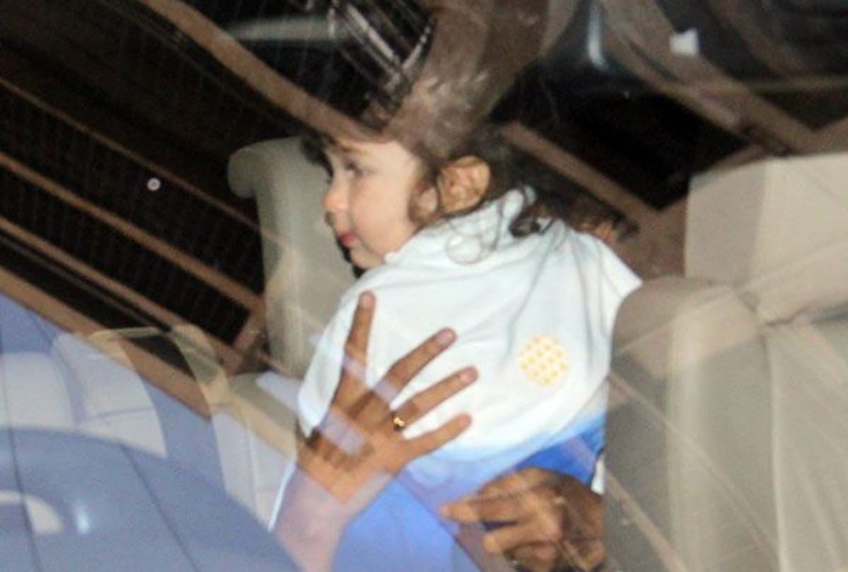 taimur ali khan new photo viral he look like kareena kapoor