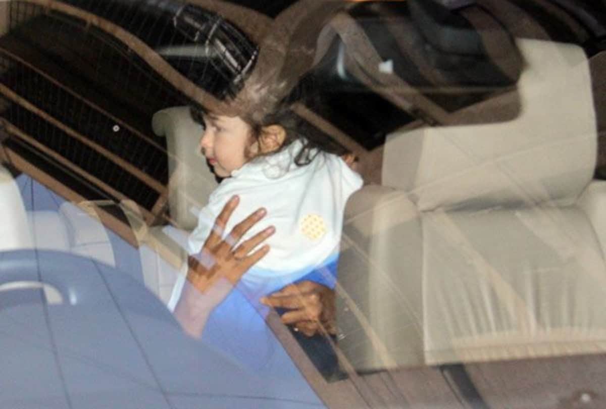 taimur ali khan new photo viral he look like kareena kapoor