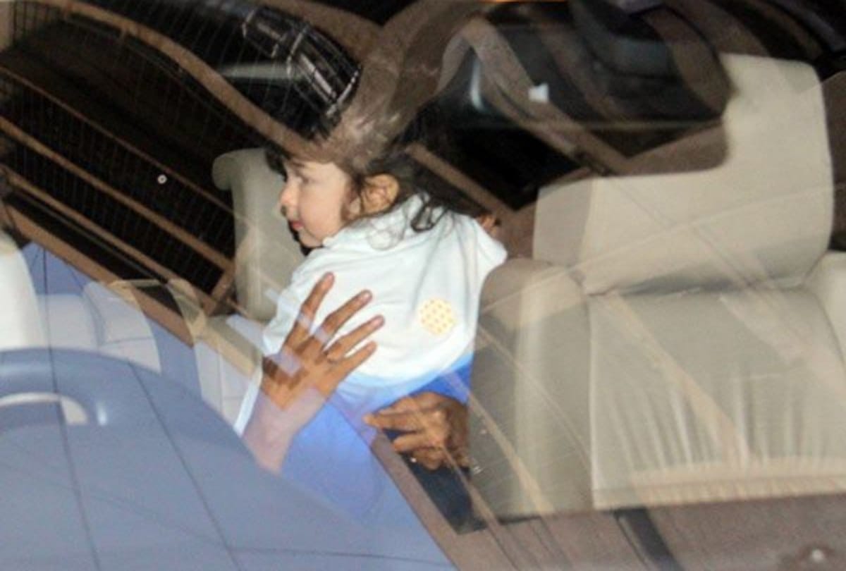 taimur ali khan new photo viral he look like kareena kapoor