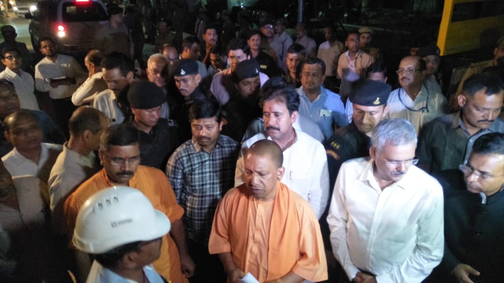 CM yogi adityanath observing varanasi development in night 