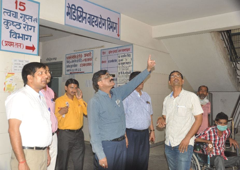  principal Dr. GK Aeneja inspected SN Medical College agra