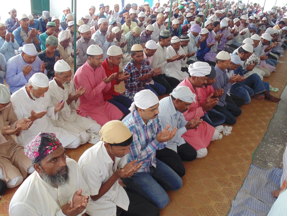 On the first side, worshipers demanded Aman's prayer