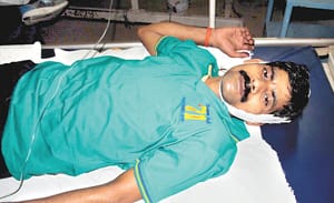 सिपाहियों ने बंदी की पिटाई कर फोड़ा सिर