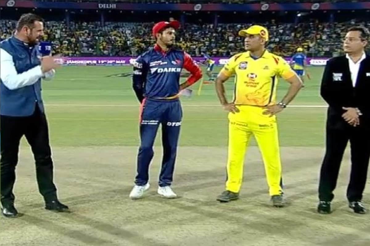 ms dhoni laugh on shreyas iyer toss during the ipl 2018 match