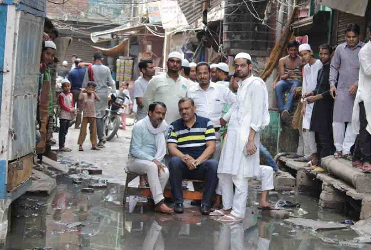 SP MLA Amitabh Bajpai Protest against Dirty water