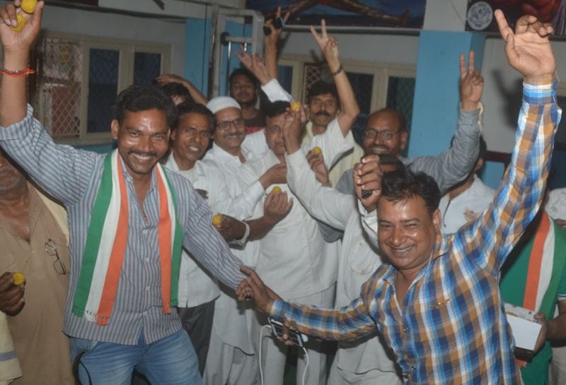 कर्नाटक में जीत पर हर्षाए कांग्रेसी