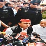 पत्रकारों से बातचीत करते पूर्व सीएम