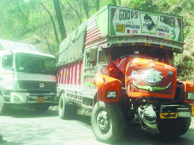 चार ट्रकों में टक्कर, चंडीगढ़-मनाली हाईवे जाम