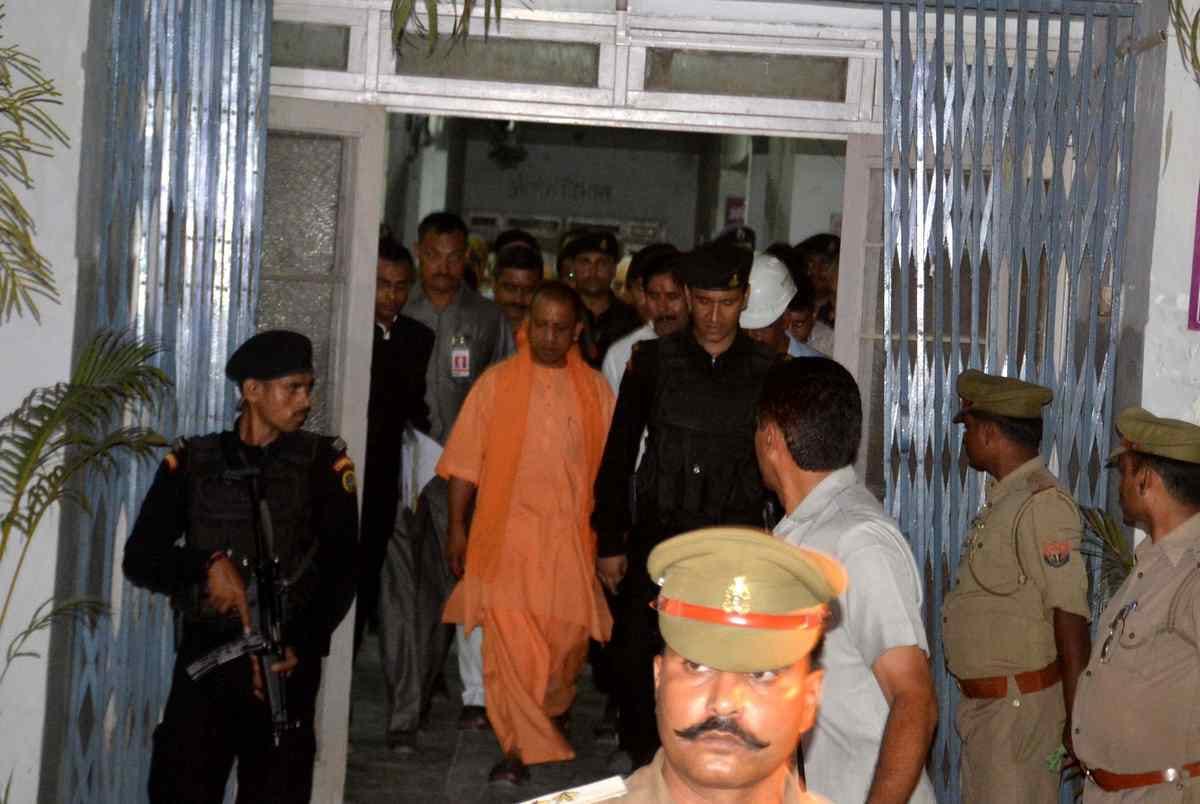 CM yogi adityanath observing varanasi development in night 