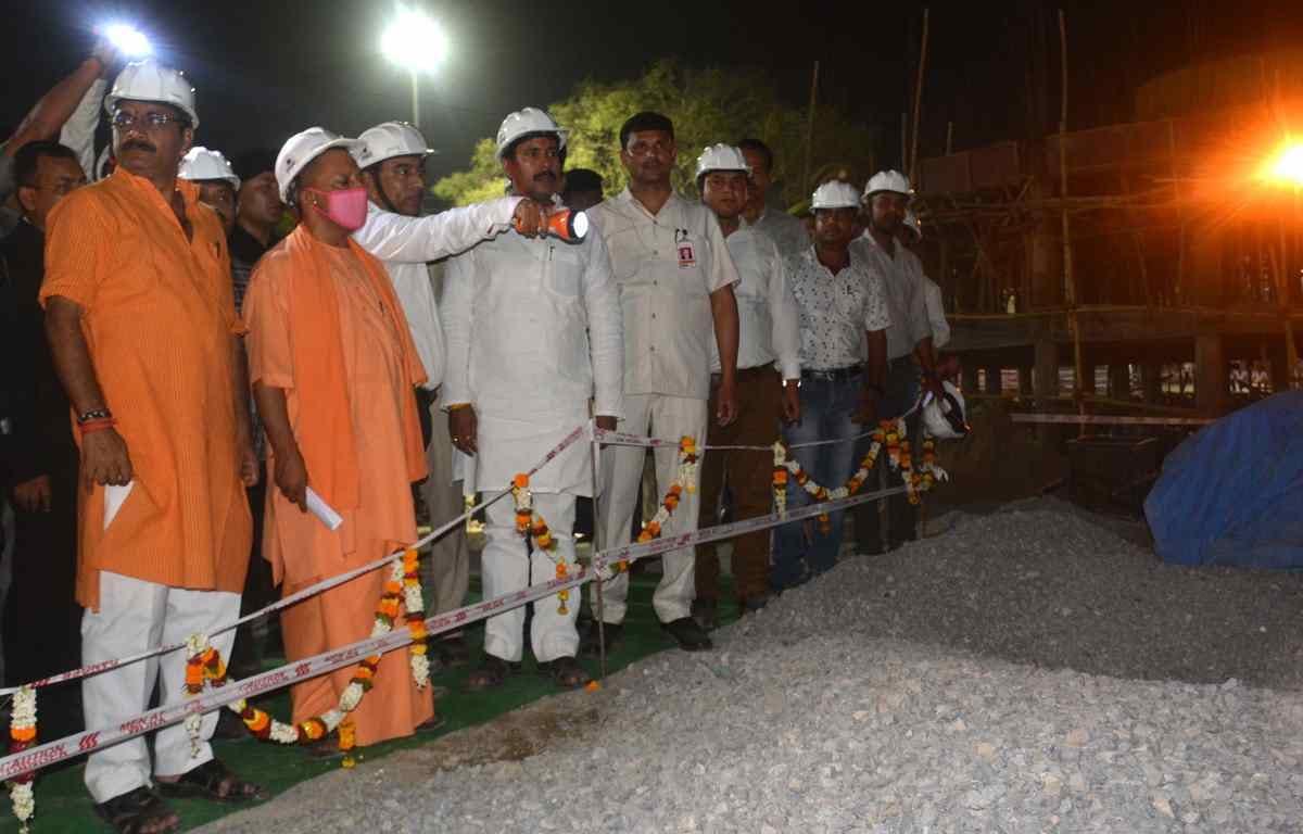CM yogi adityanath observing varanasi development in night 