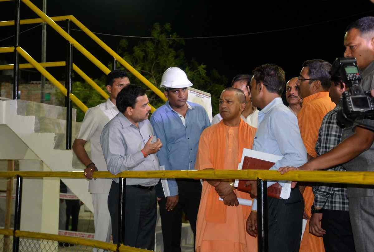 CM yogi adityanath observing varanasi development in night 