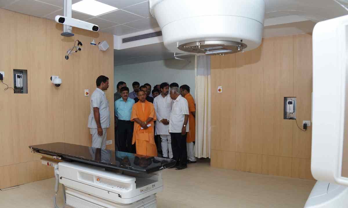 CM yogi adityanath observing varanasi development in night 
