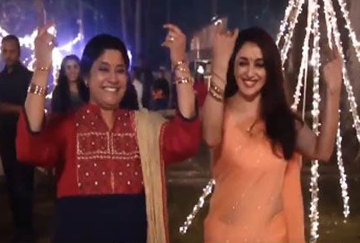Madhuri Dixit dances with Renuka Shahane on lo chali mai of hum aapke hai kaun