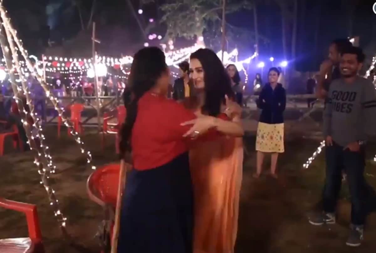 Madhuri Dixit dances with Renuka Shahane on lo chali mai of hum aapke hai kaun