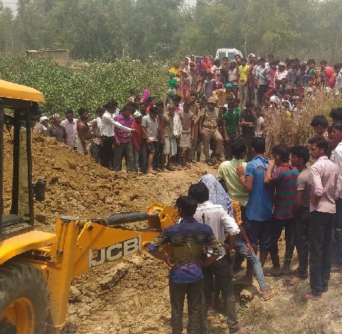 Two killed as Mud hill collapses