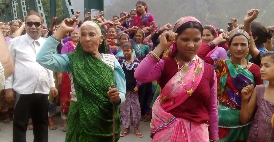 एक सीटी बजते ही खड़े हो जाते हैं गांव के लोग