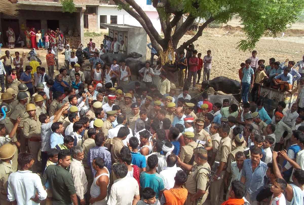 पुलिस से ग्रामीणों की नोकझोक