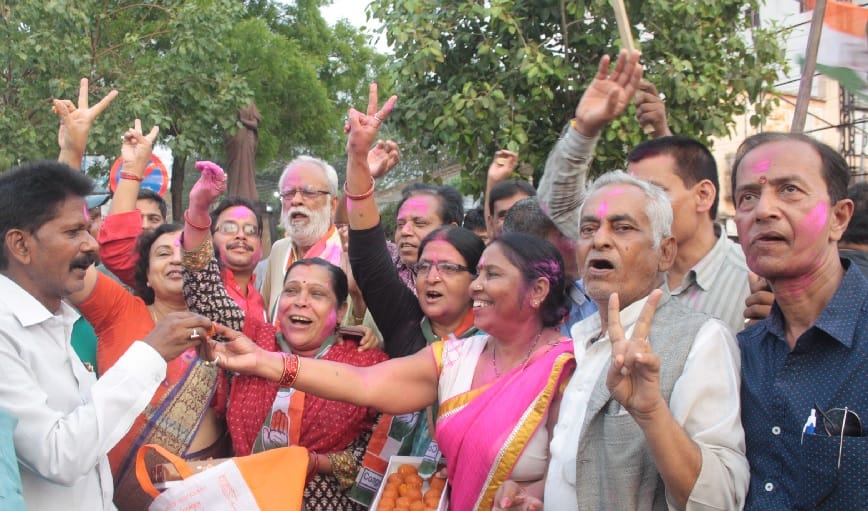 ढोल नगाड़े के साथ कांग्रेसियों ने मनाया ‘जीत’ का जश्न