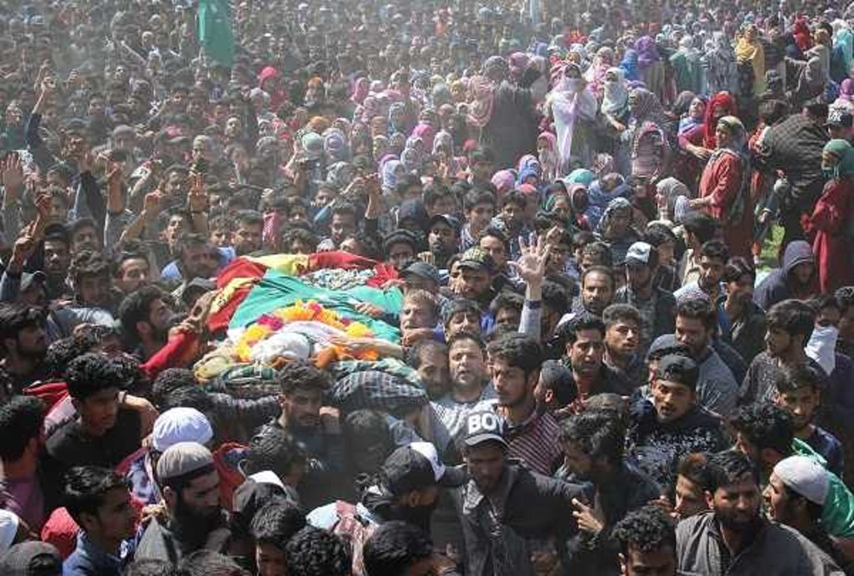 thousands of young people arrive in terrorism funeral in kashmir